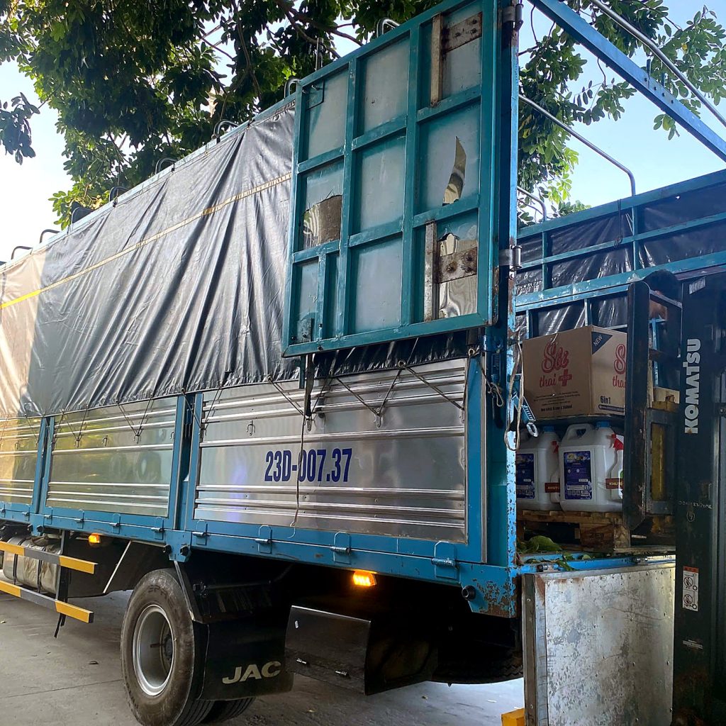 Mùa Mưa Ở Nhà Máy: Thêm Một Lớp Nilon Mà Đỡ Bao Nhiêu Chuyện