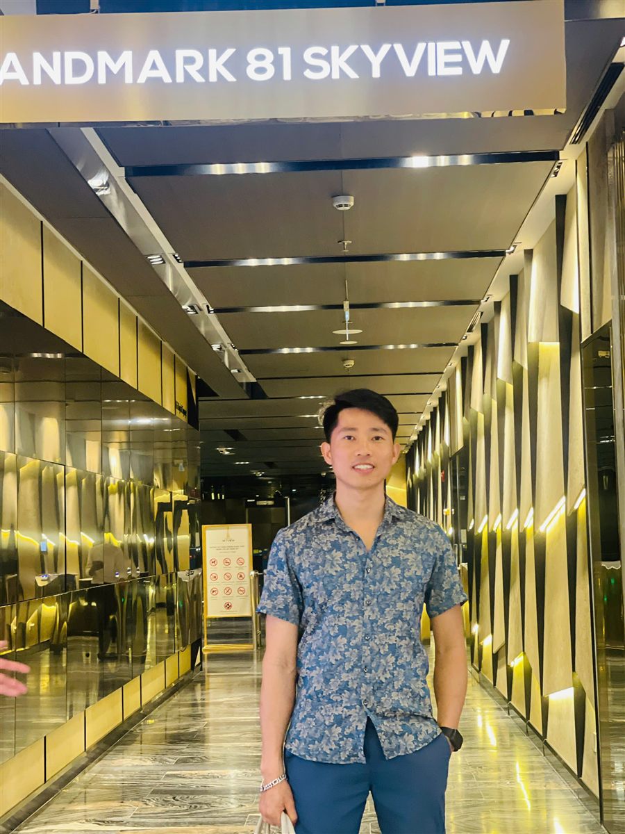 Anh Tuấn trao đổi công việc tại nhà máy