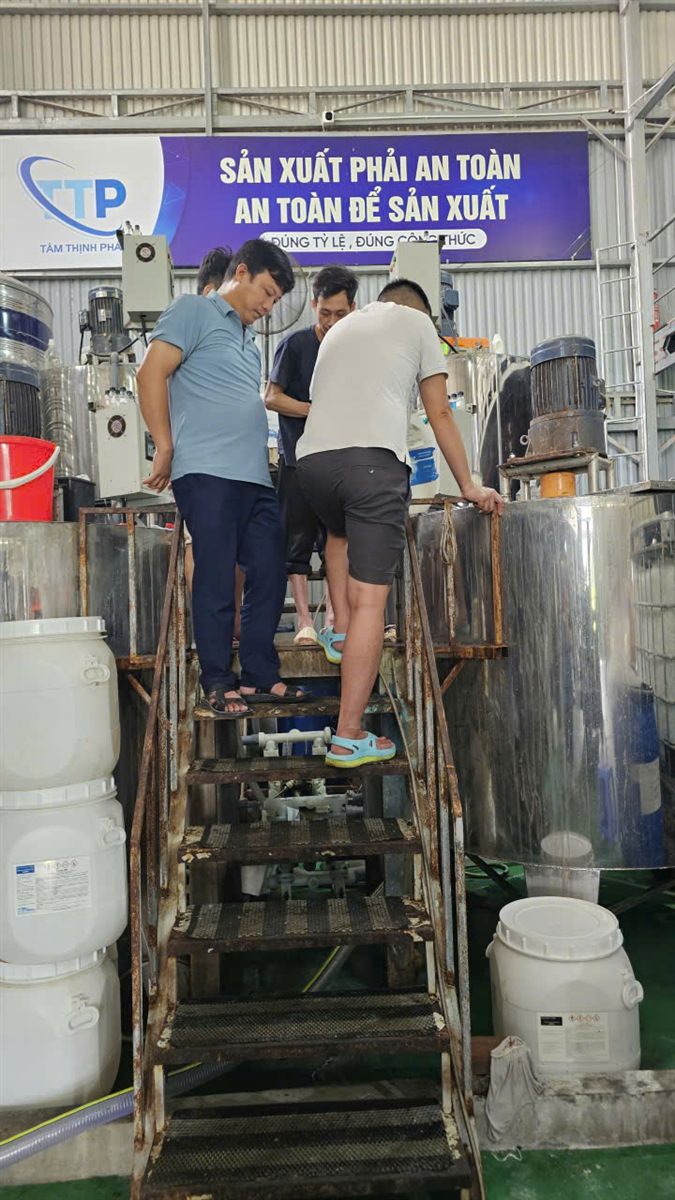 Khu vực sản xuất trong nhà máy hóa tẩy rửa