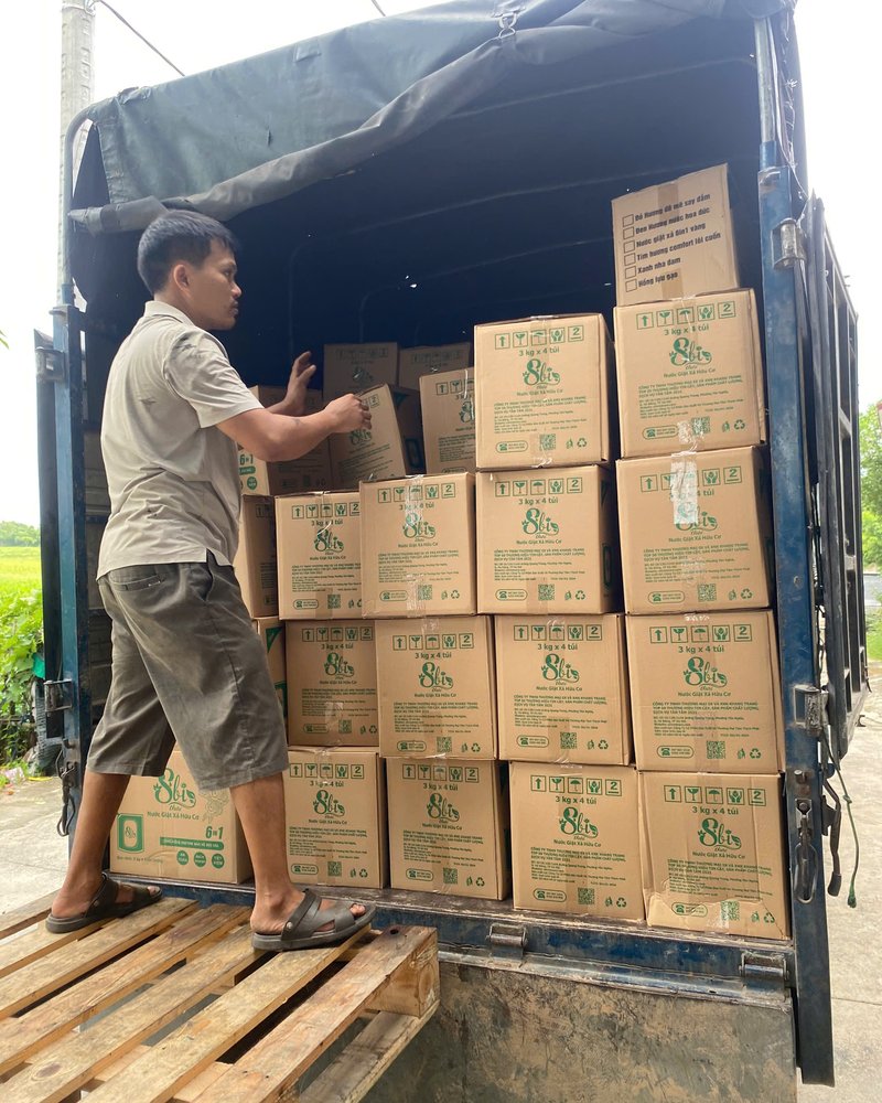 Khu vực pha chế trong nhà máy sản xuất hóa tẩy rửa