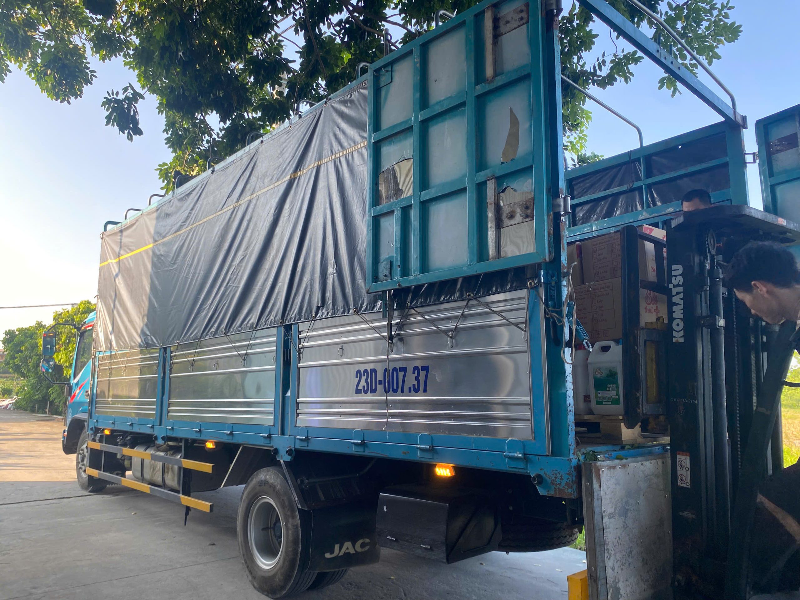Các quy cách đóng gói nước giặt: chai và can