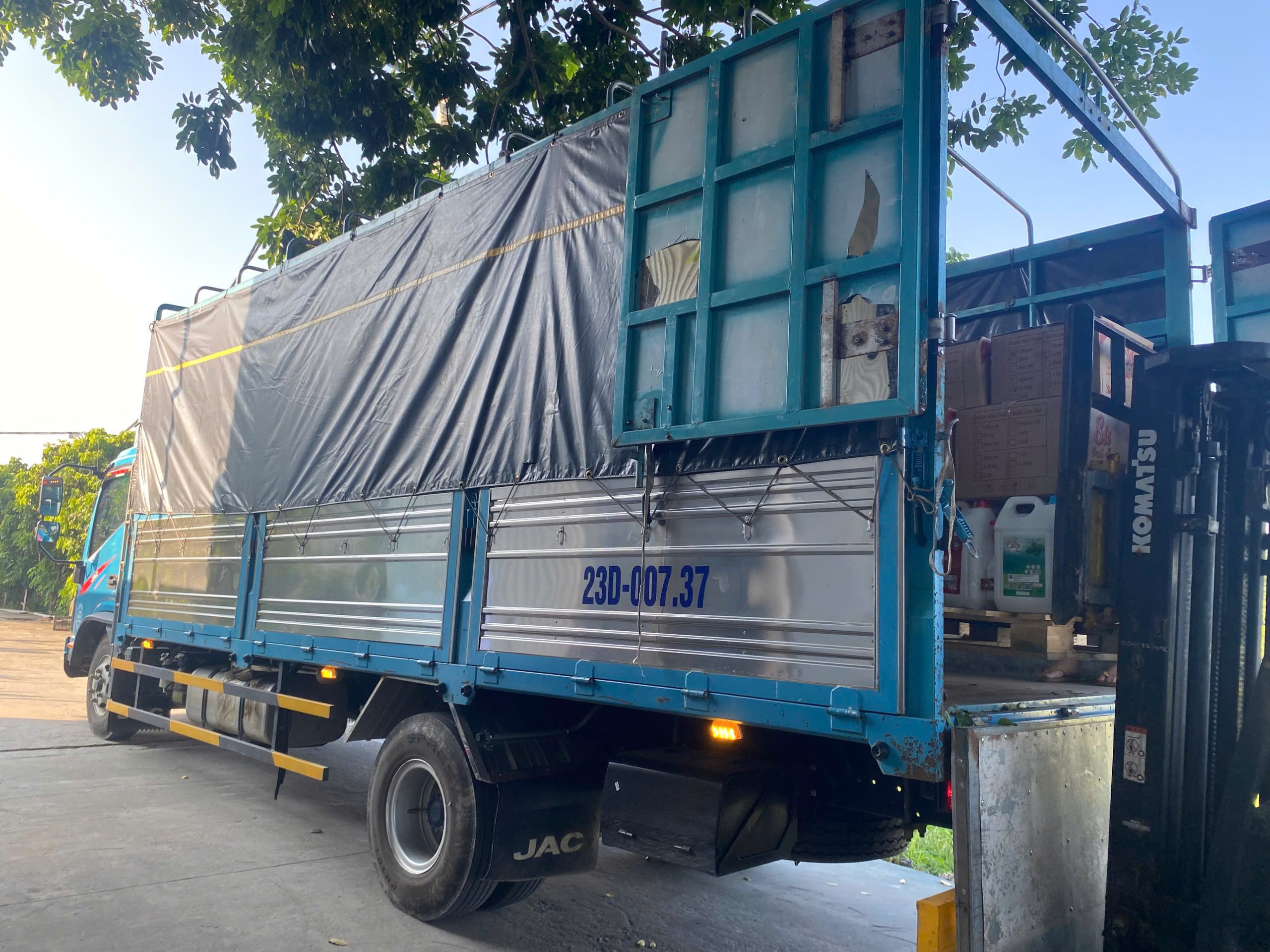 Hàng nước giặt xếp lên xe chuẩn bị giao đi tỉnh