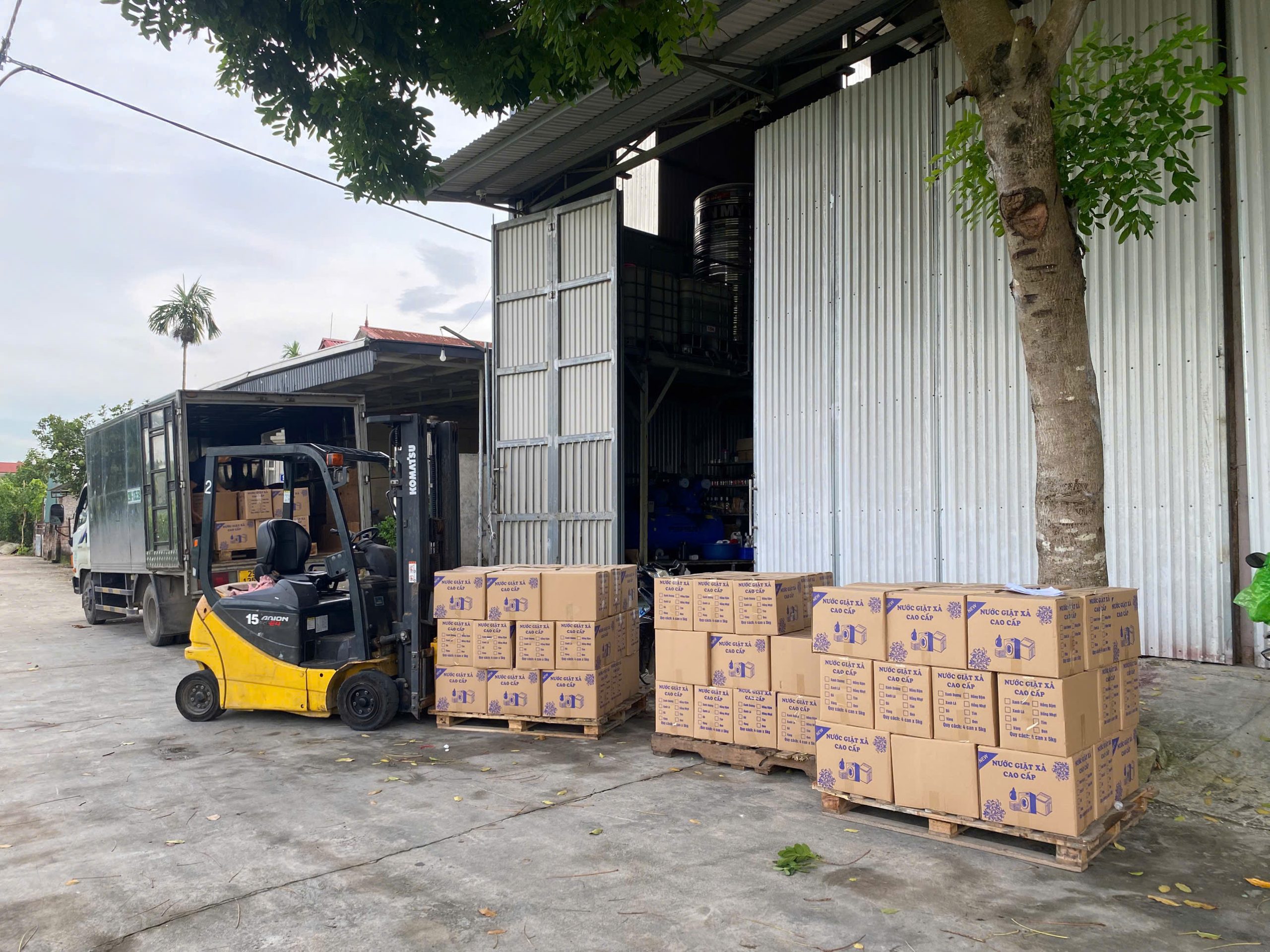 Thùng nước giặt xả cao cấp xếp pallet chờ xe