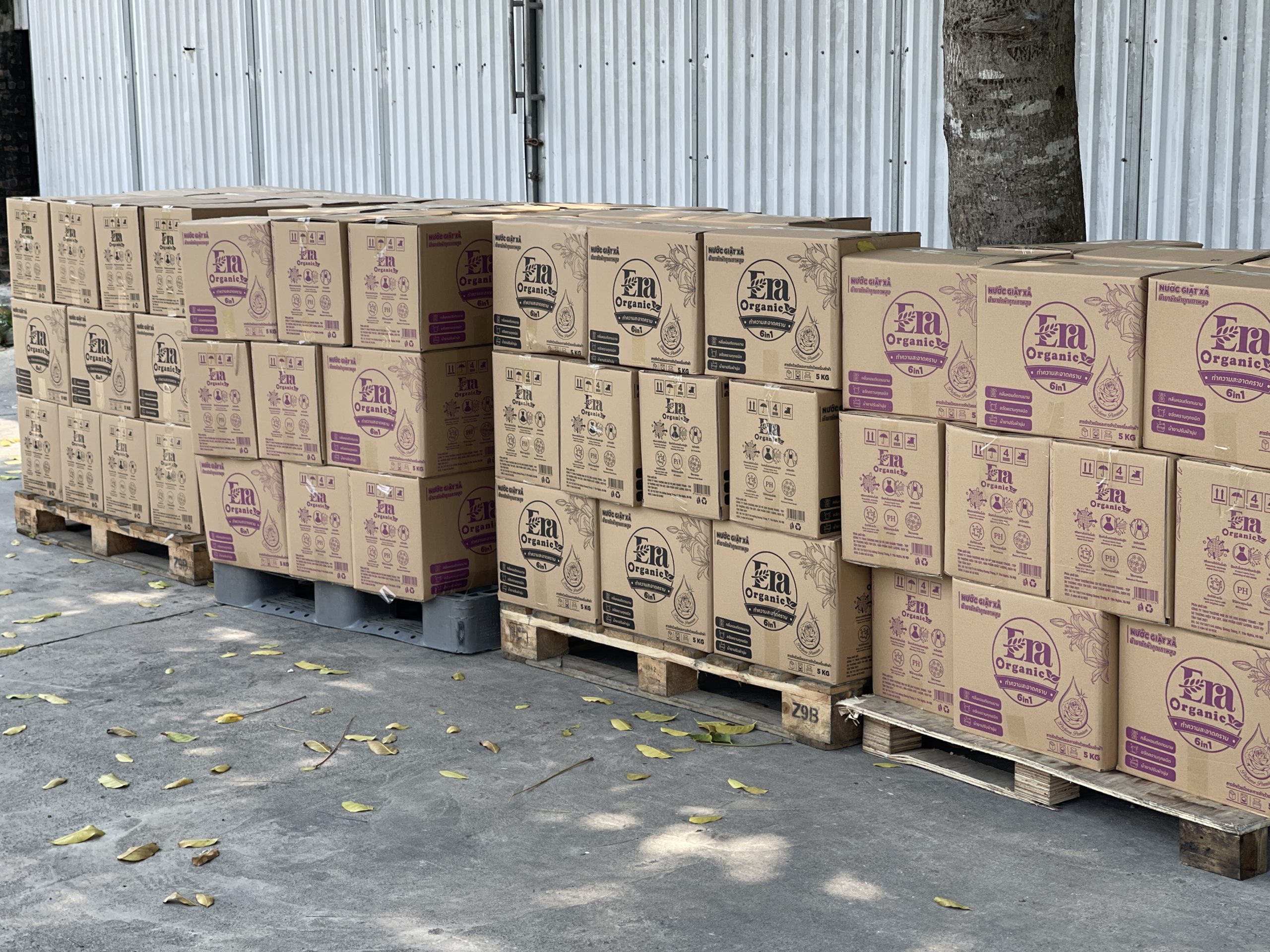 Pallet nước giặt xả Era Organic 6in1 chuẩn bị giao hàng