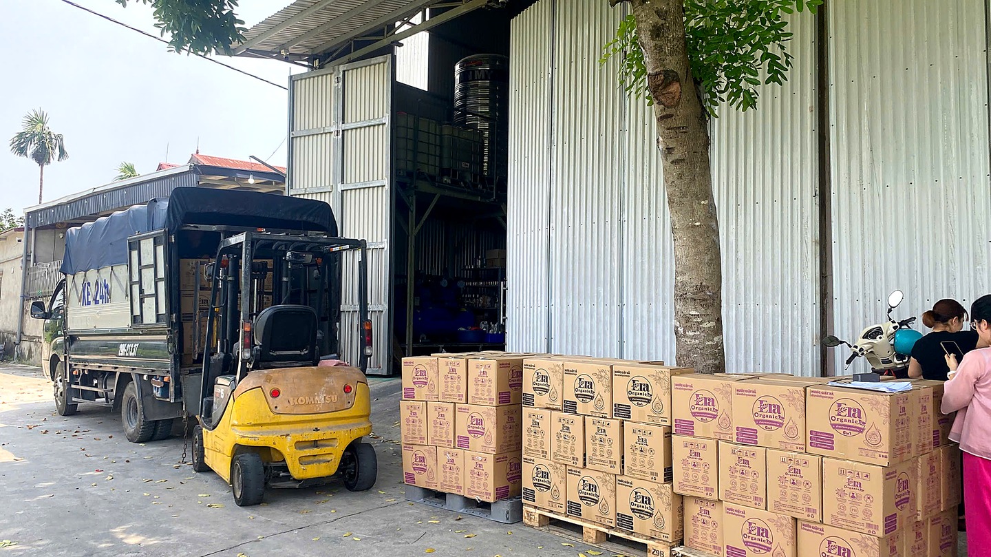 Nguyễn Mạnh Tuấn tại kho hàng nhà máy
