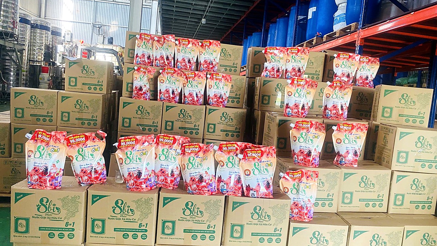 Hàng hoá phẩm đóng can chờ giao cho khách nhà hàng