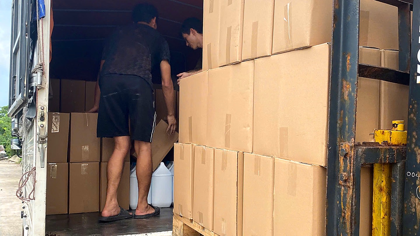Hàng nước lau sàn đóng thùng tại nhà máy