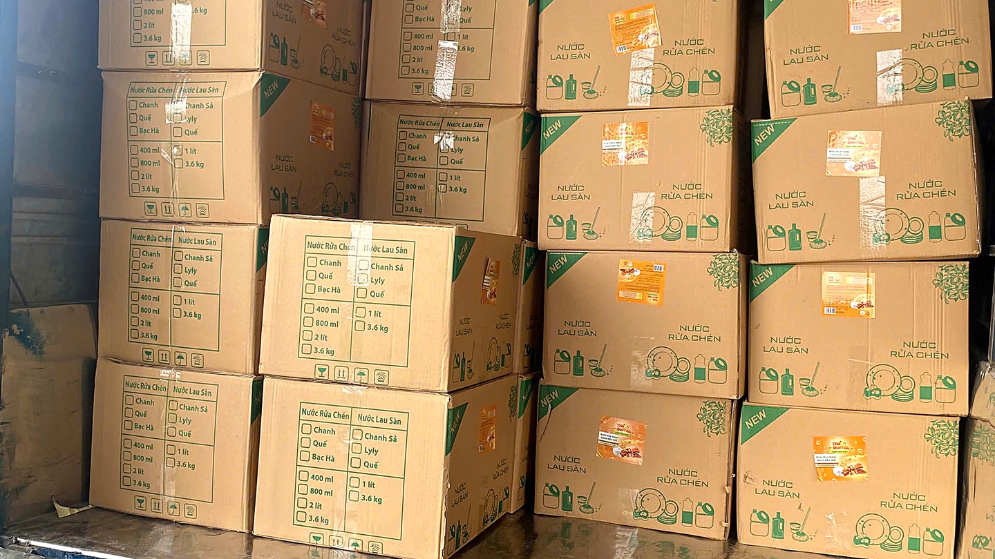 Hàng lên container tại nhà máy Khang Trang SBI