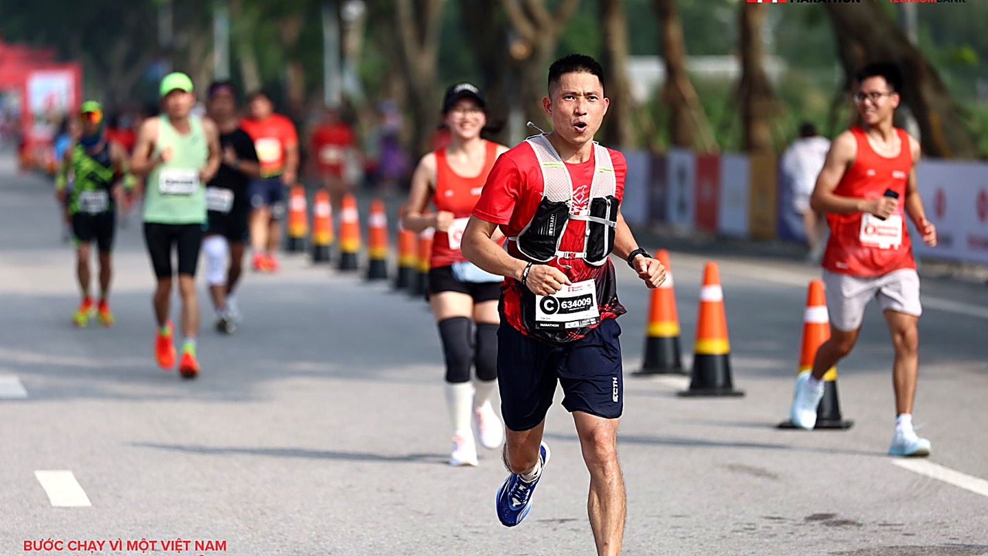 Nguyễn Mạnh Tuấn kiểm tra hàng trước khi giao