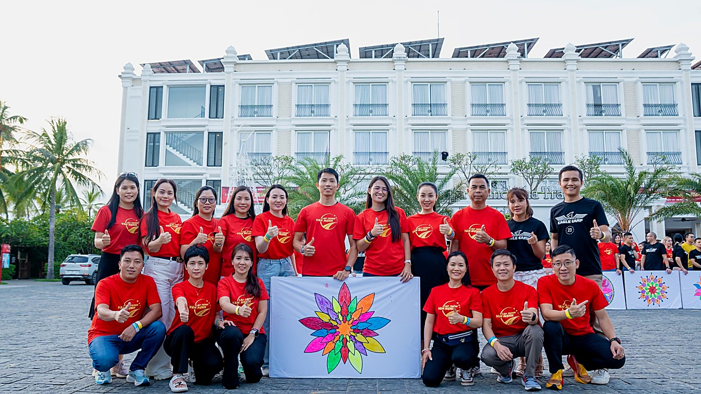 Nguyễn Mạnh Tuấn cùng anh em tại nhà máy