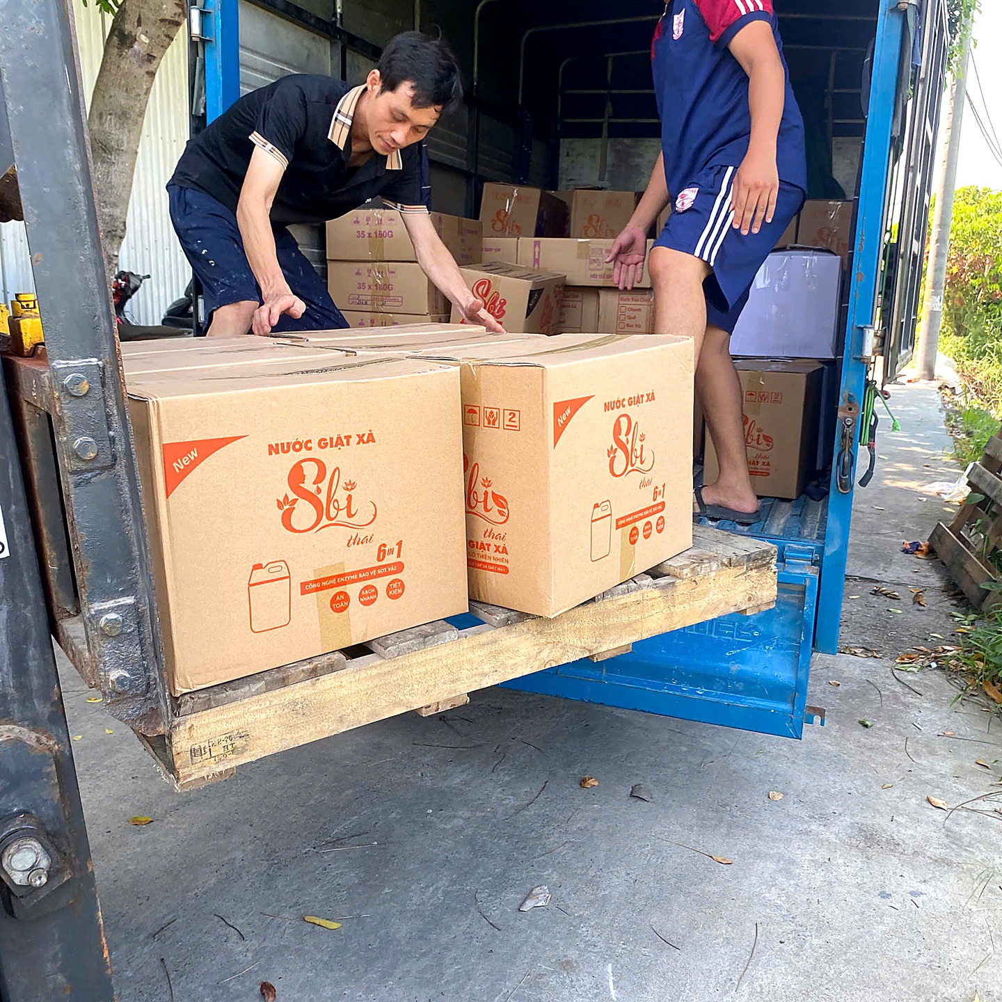 Công nhân bốc hàng lên xe tại nhà máy SBI