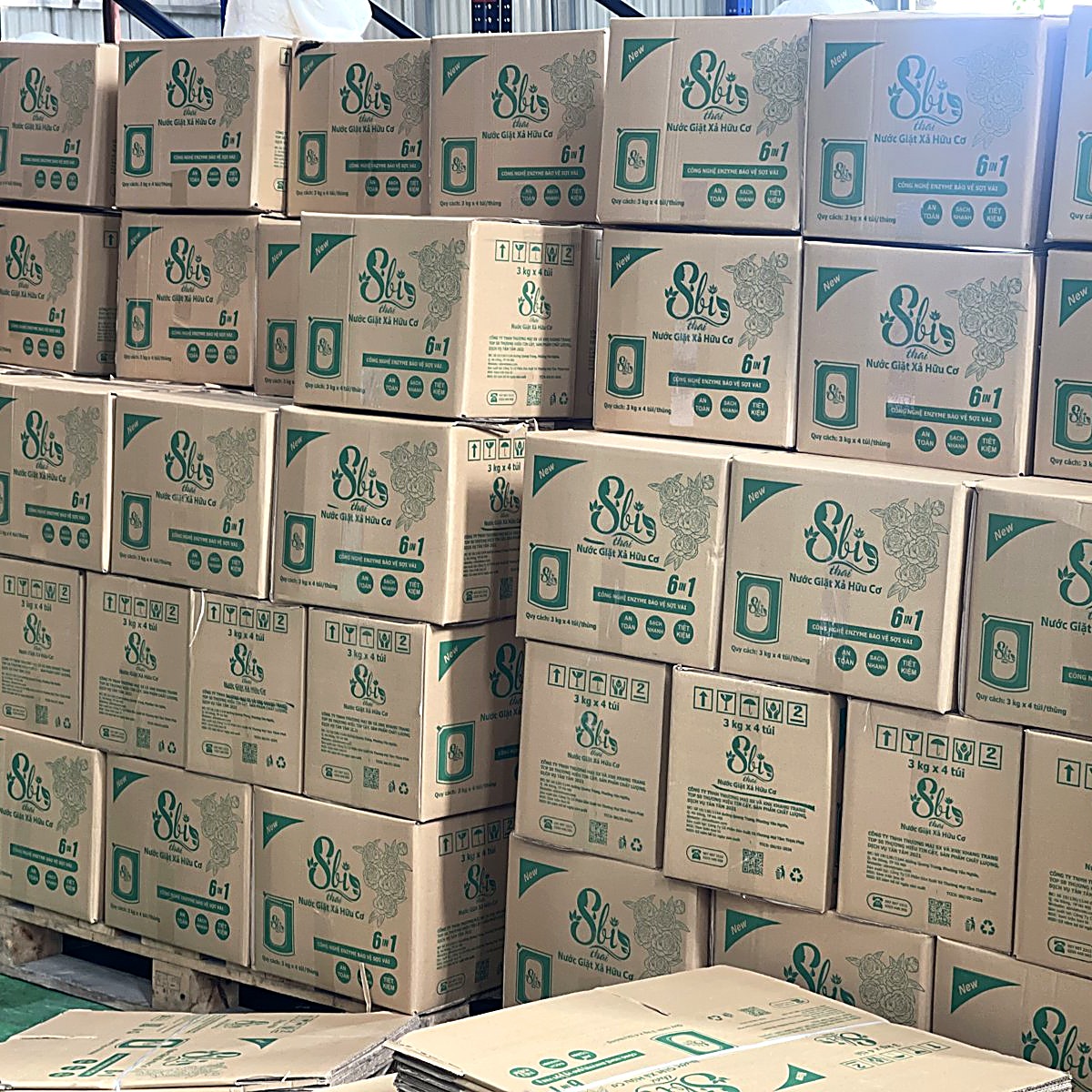 Thùng hàng nước giặt chuẩn bị giao cho khách sạn