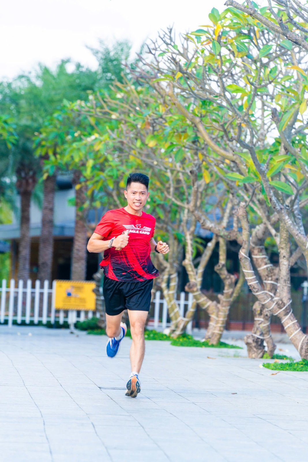 Anh Tuấn kiểm tra hàng trước khi giao