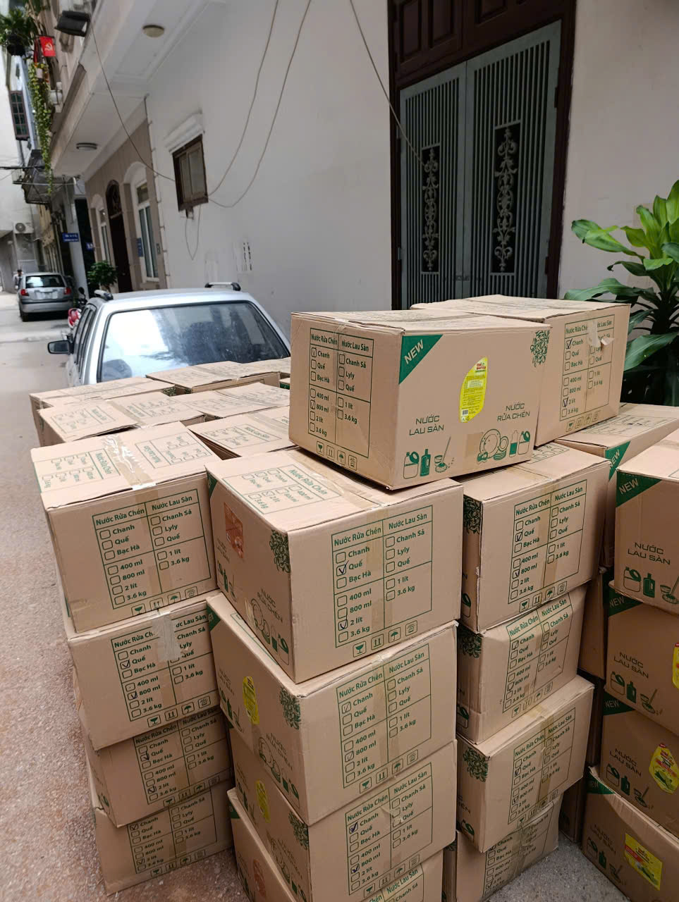 Hàng hoá phẩm đóng thùng chờ giao