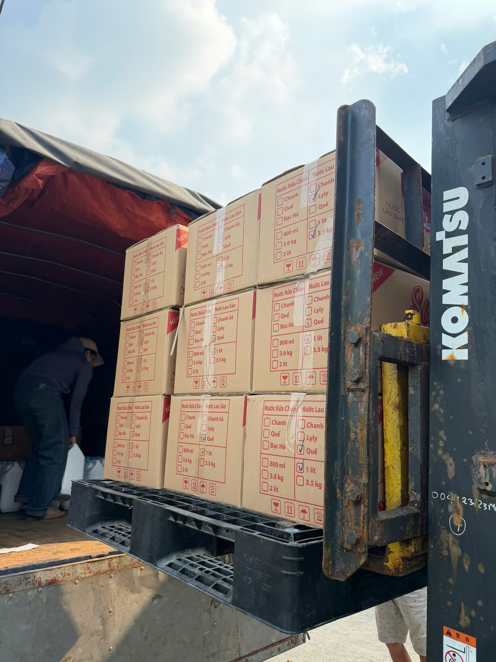 Xe nâng đưa pallet hàng lên xe tại nhà máy của anh Nguyễn Mạnh Tuấn