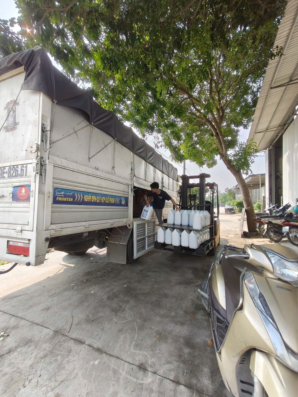 Xếp hàng lên xe giao cho khách gia công nước giặt