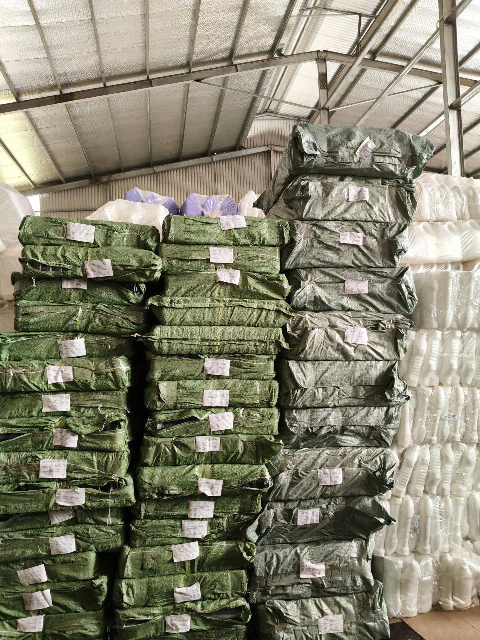 Kho bao bì tại nhà máy gia công nước giặt nhãn riêng