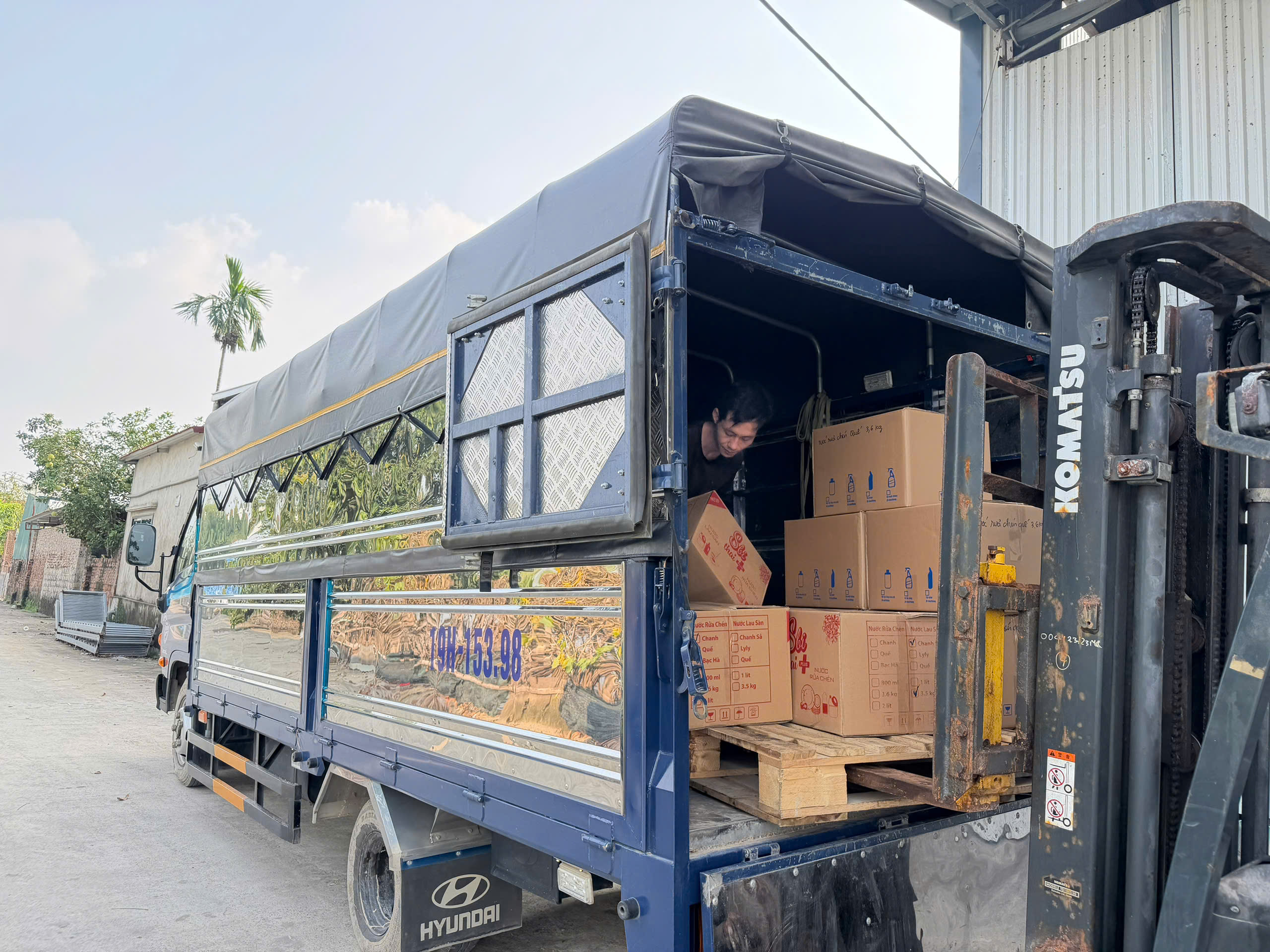 Xe tải nhận hàng gia công nước giặt đồ len lụa nhãn riêng