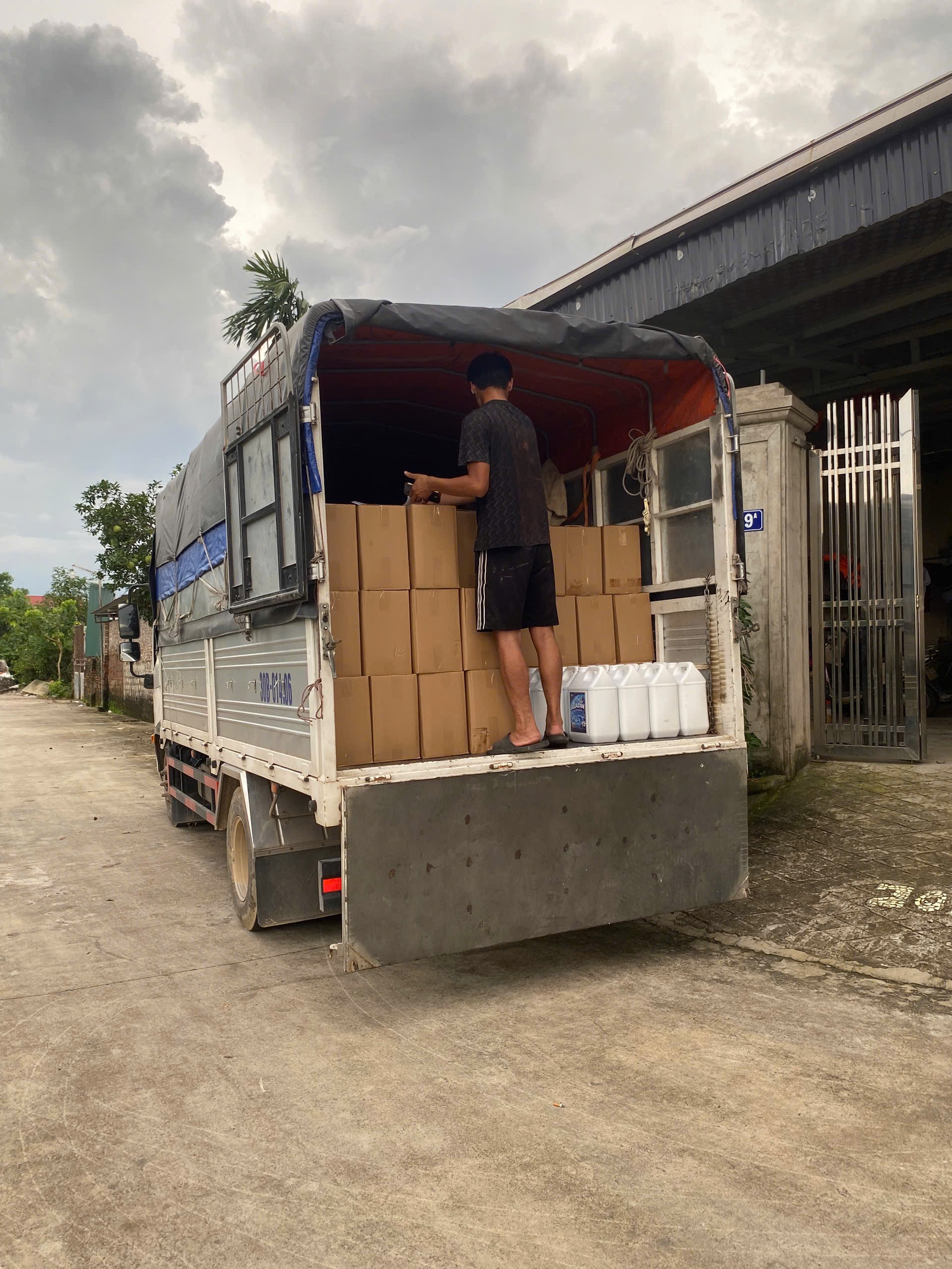 Túi và chai sản phẩm hương thơm nhãn riêng chuẩn bị giao cho khách