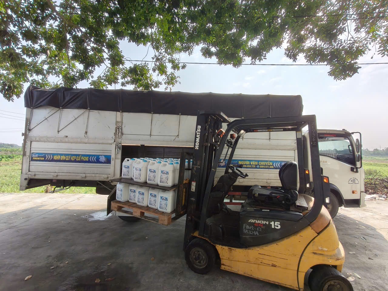 Xe nâng đưa pallet hàng lên xe tải tại sân nhà máy