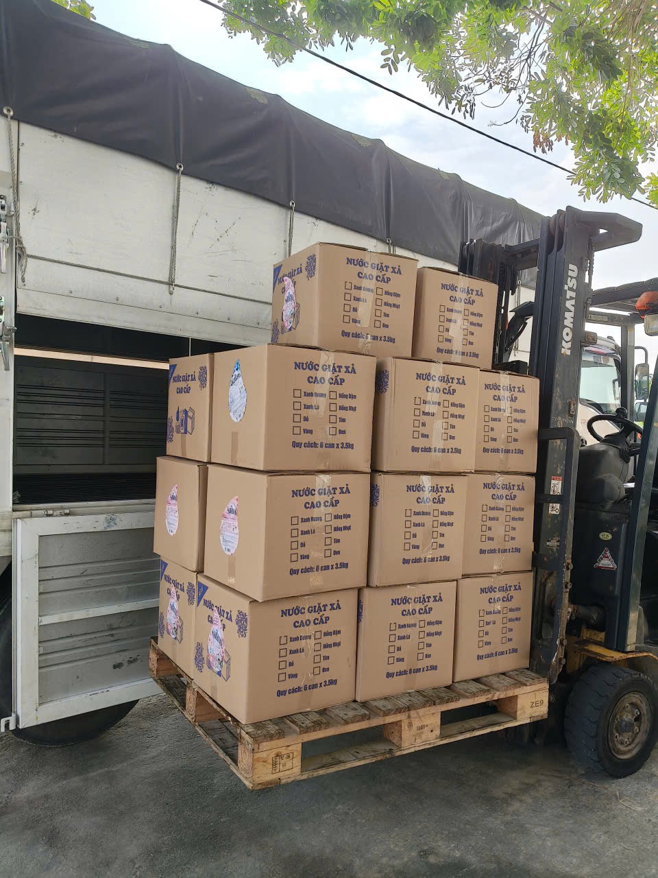 Xếp can nước giặt lên xe tải giao đi tỉnh