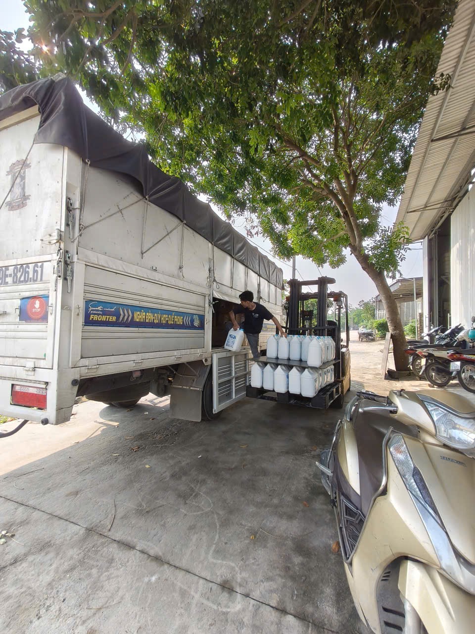 Công nhân sắp xếp thùng hàng trong thùng xe tải