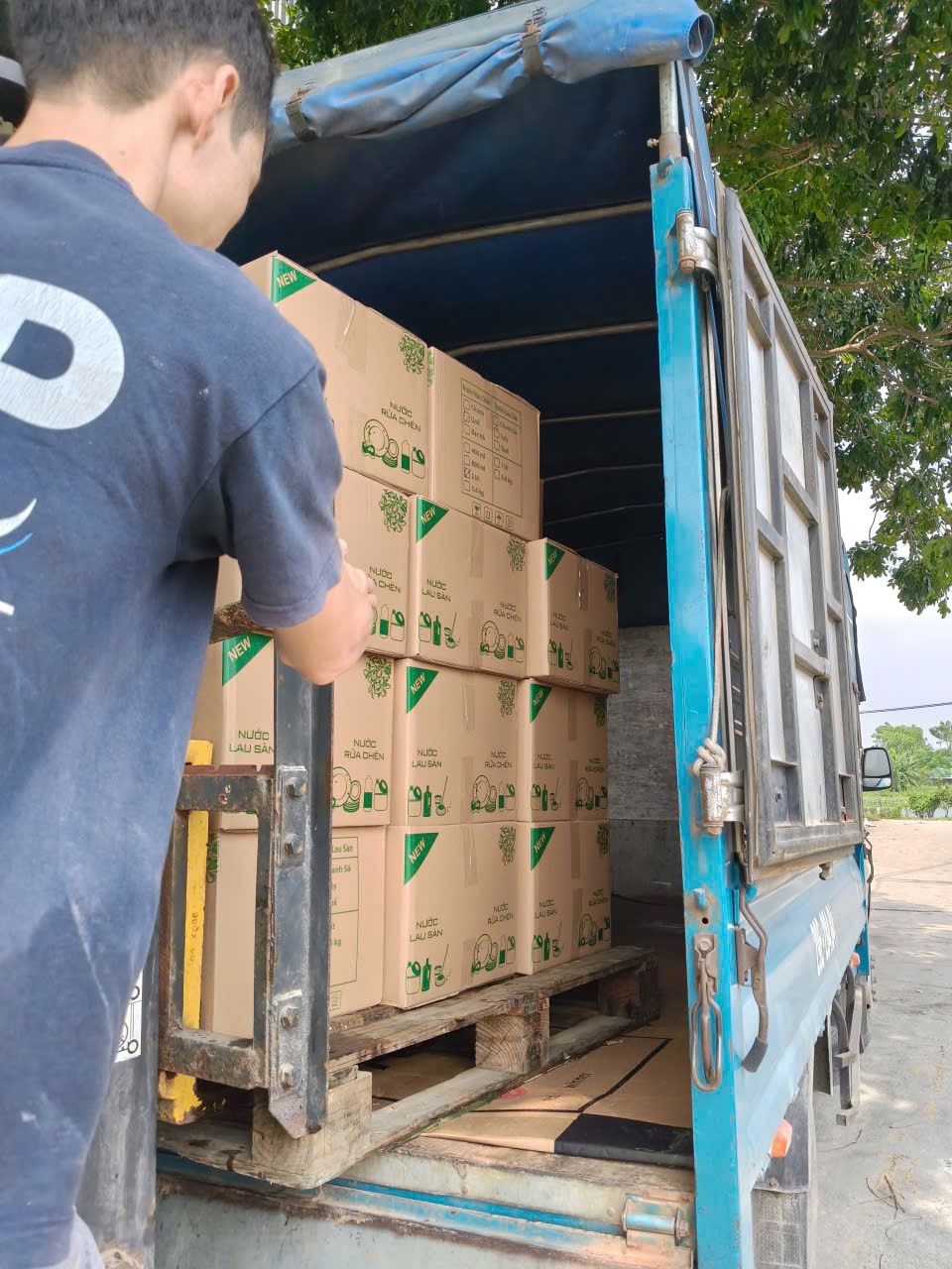 Công nhân xếp thùng hàng lên xe tải