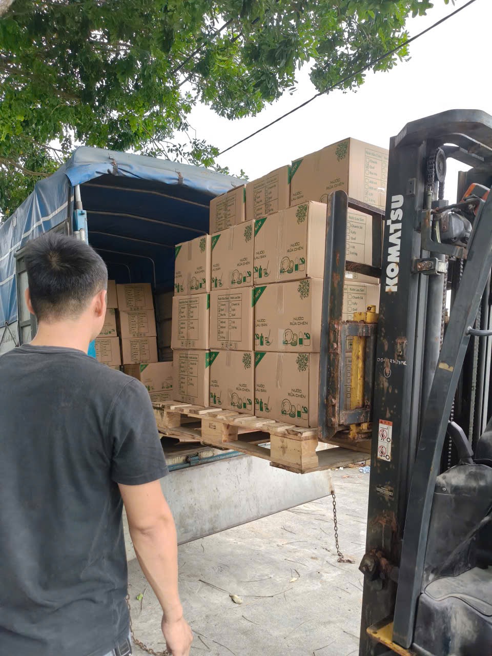 Xếp hàng nước giặt lên xe tải tại nhà máy