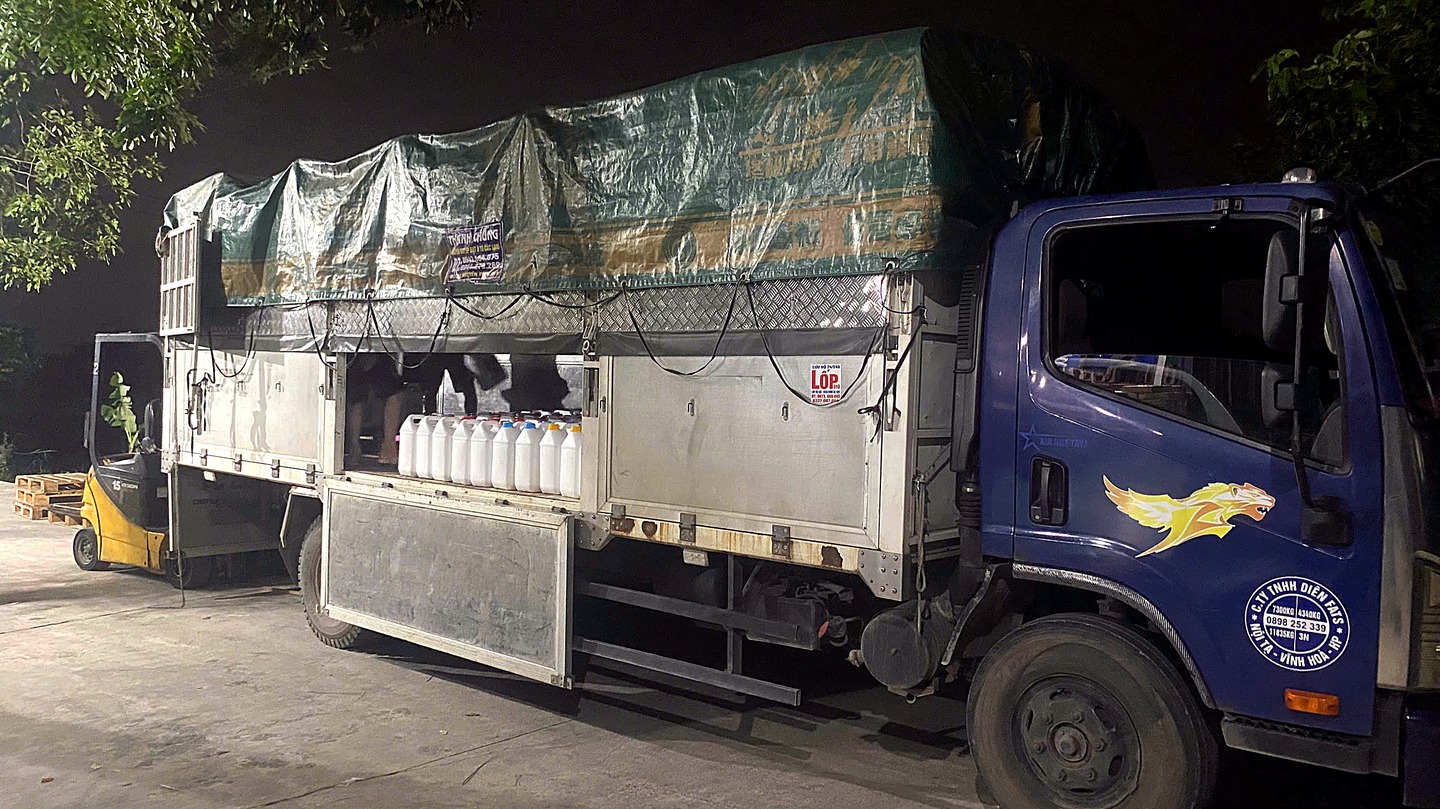Xe tải bốc hàng lúc nửa đêm tại nhà máy SBI