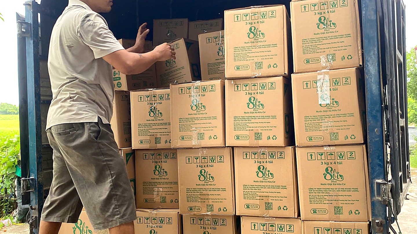 Can nước giặt thành phẩm chờ đóng thùng tại nhà máy SBI