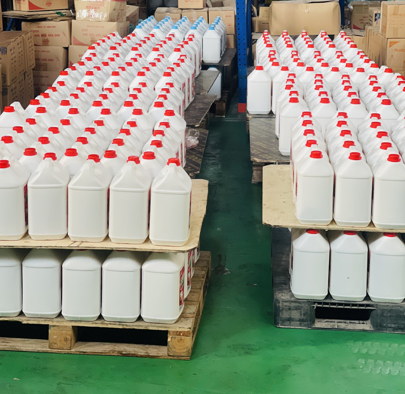 Khu vực sản xuất tại nhà máy gia công hóa phẩm