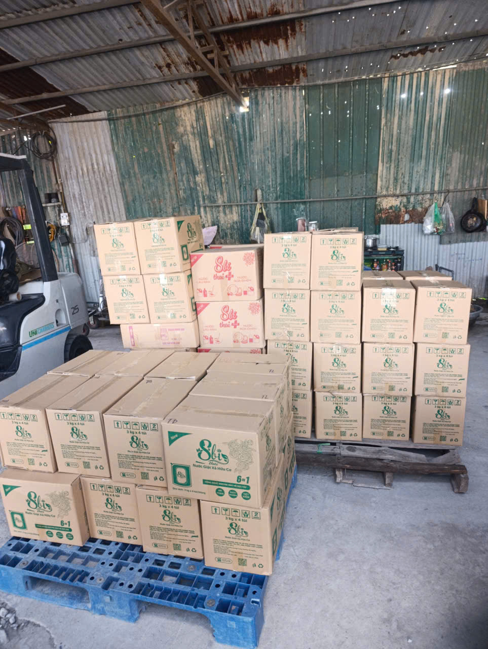 Thùng hàng gia công xếp pallet trong kho nhà máy Khang Trang