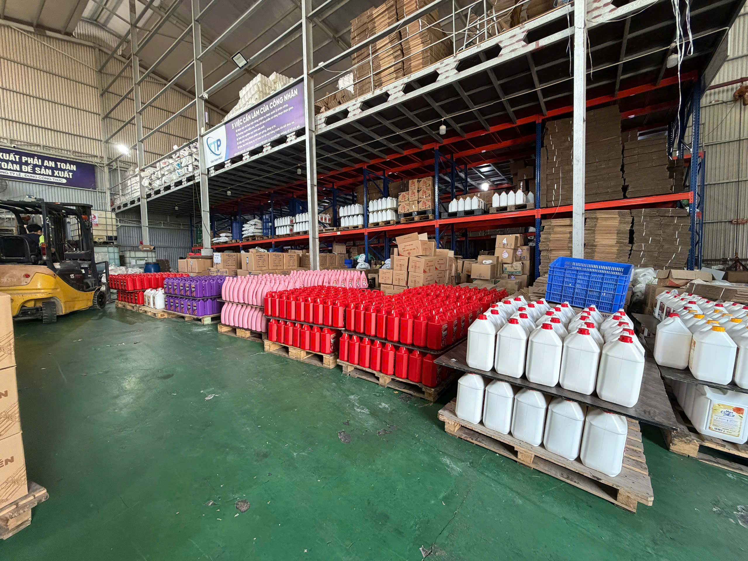 Hàng gia công nước giặt đóng gói chuẩn bị giao cho khách