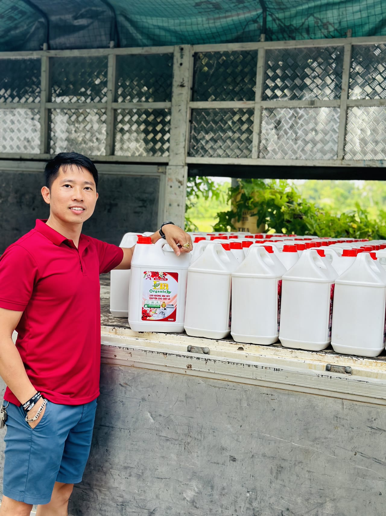Anh Nguyễn Mạnh Tuấn tư vấn hóa chất giặt là cho khách